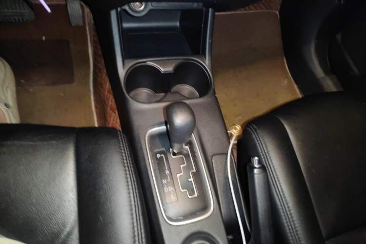Used Mitsubishi Outlander 2016 2.0L Two-Wheel Drive Fashion Edition 5 Seats Gear Lever