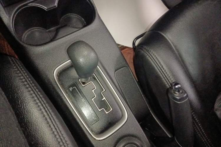 Used Mitsubishi Outlander 2016 2.0L Two-Wheel Drive Fashion Edition 5 Seats Gear Lever