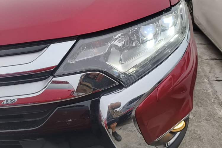 Used Mitsubishi Outlander 2016 2.4L 4x4 Elite Edition 5 Seats Left Front Headlight
