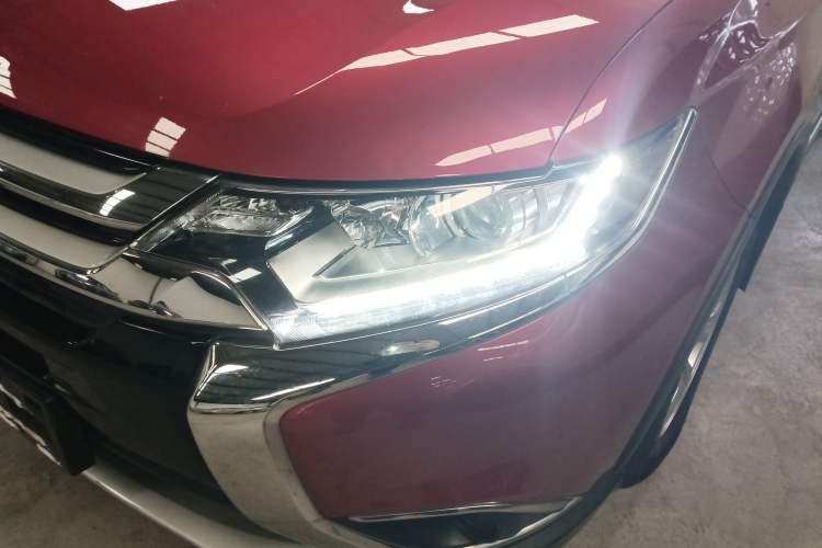 Used Mitsubishi Outlander 2016 2.0L Two-Wheel Drive Fashion Edition 5 Seats Left Front Headlight