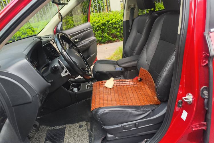 Used Mitsubishi Outlander 2016 2.4L 4x4 Elite Edition 5 Seats Left Front Seat