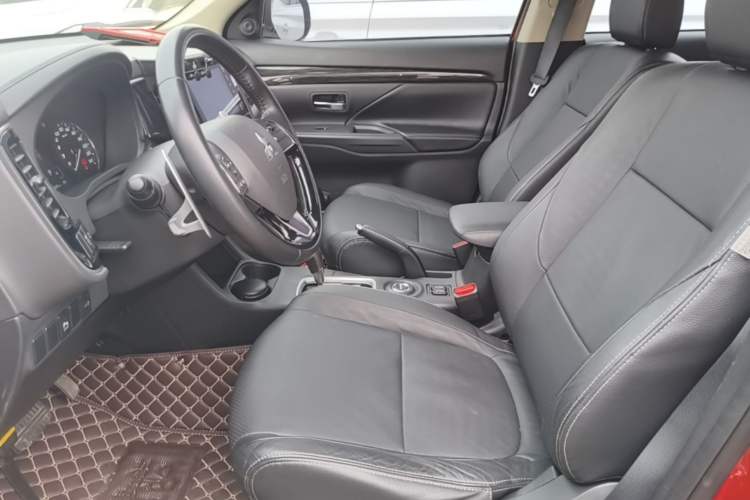 Used Mitsubishi Outlander 2016 2.4L 4x4 Elite Edition 5 Seats Left Front Seat