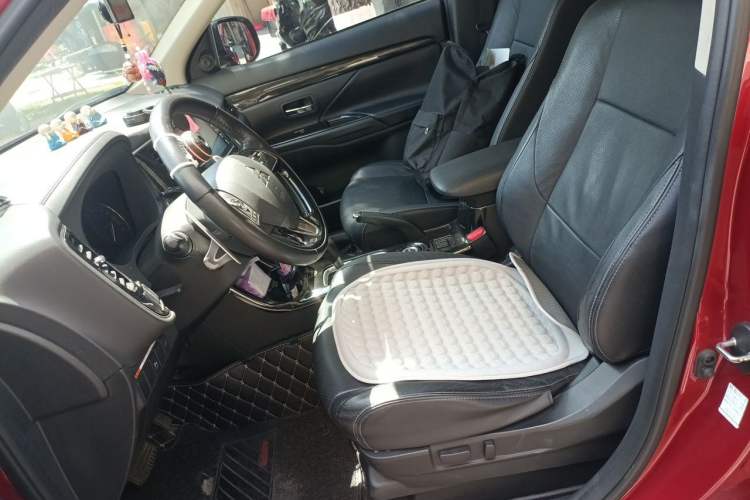 Used Mitsubishi Outlander 2016 2.4L 4x4 Elite Edition 5 Seats Left Front Seat
