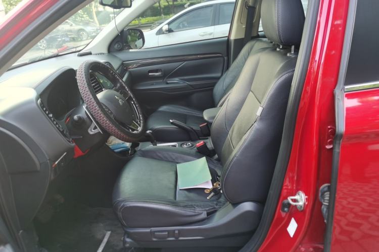 Used Mitsubishi Outlander 2016 2.4L 4x4 Luxury Edition 7-Seater Left Front Seat