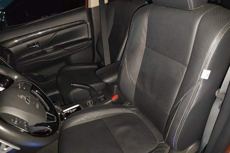 Used Mitsubishi Outlander 2016 2.4L 4x4 Elite Edition 5 Seats Left Front Seat
