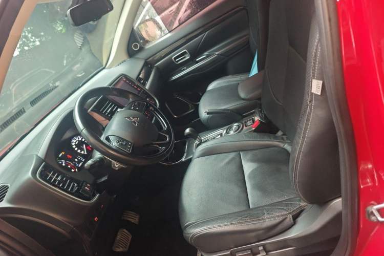 Used Mitsubishi Outlander 2016 2.4L 4x4 Elite Edition 5 Seats Left Front Seat