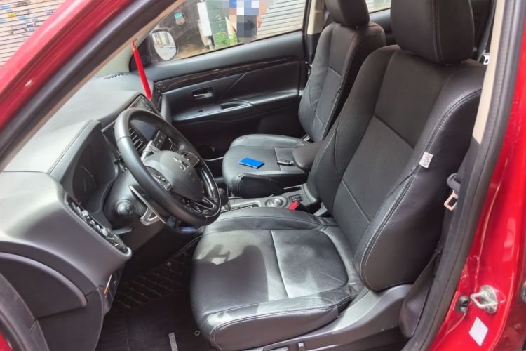 Used Mitsubishi Outlander 2016 2.4L 4x4 Elite Edition 5 Seats Left Front Seat