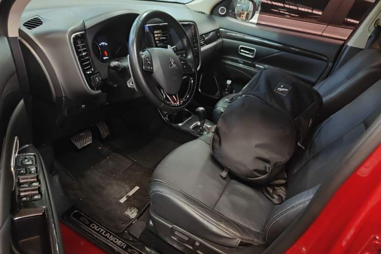 Used Mitsubishi Outlander 2016 2.4L 4x4 Elite Edition 5 Seats Left Front Seat