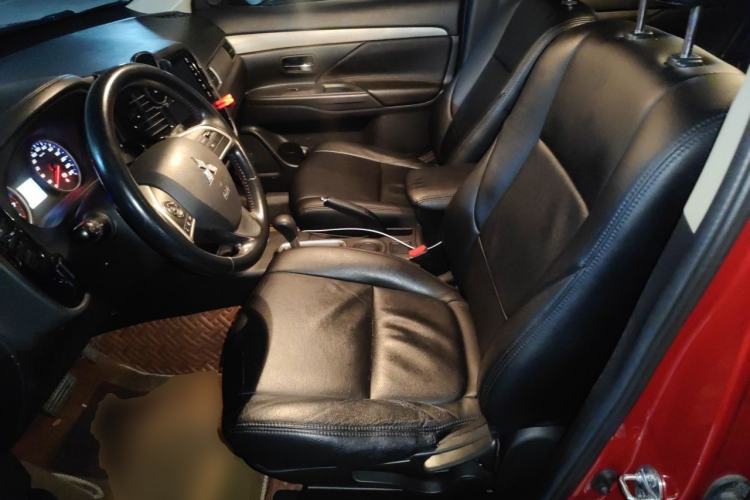 Used Mitsubishi Outlander 2016 2.0L Two-Wheel Drive Fashion Edition 5 Seats Left Front Seat