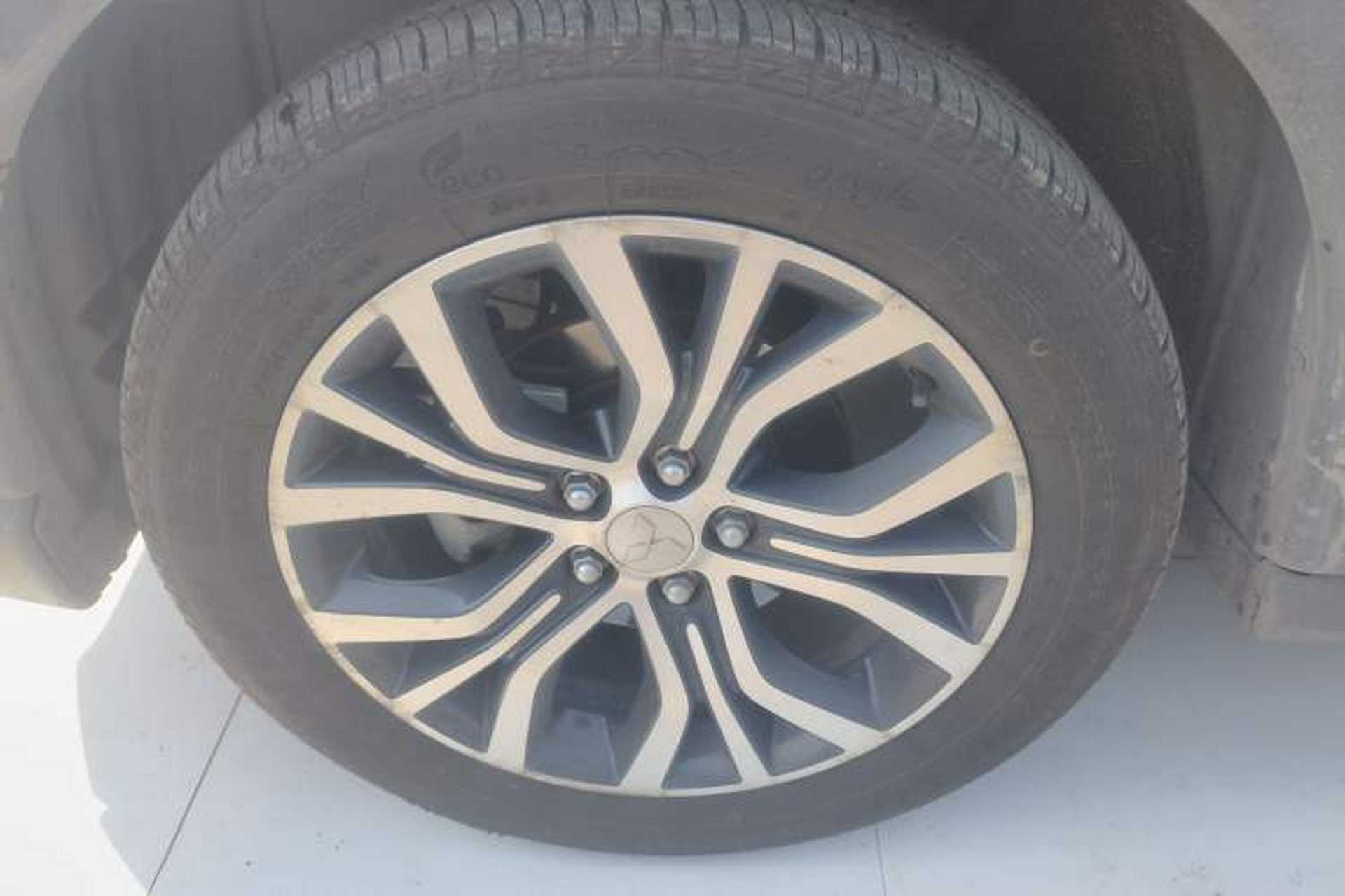 Used Mitsubishi Outlander 2016 2.4L 4x4 Elite Edition 5 Seats Left Front Wheel Hub