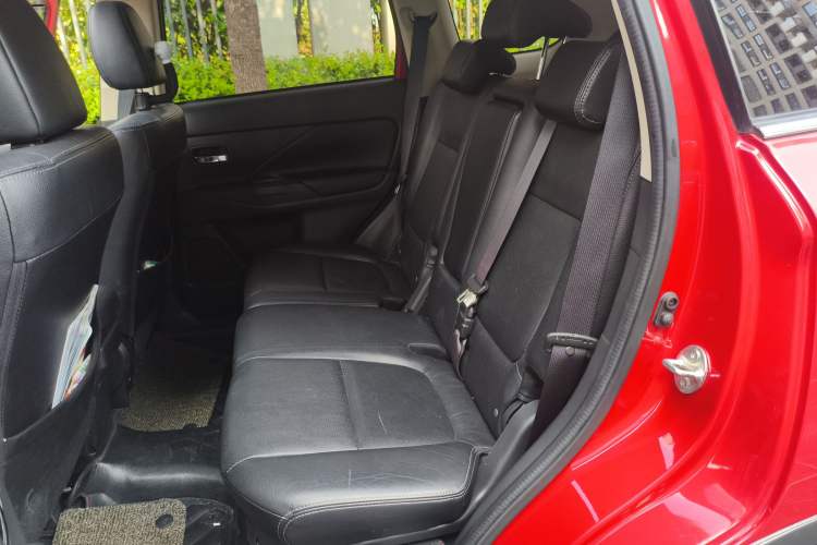 Used Mitsubishi Outlander 2016 2.4L 4x4 Elite Edition 5 Seats Left Rear Seat