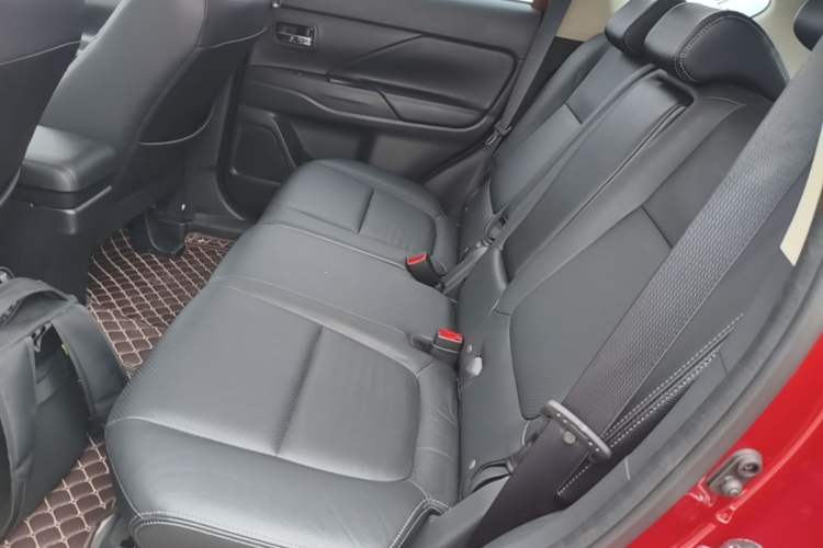 Used Mitsubishi Outlander 2016 2.4L 4x4 Elite Edition 5 Seats Left Rear Seat