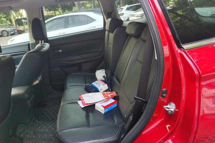 Used Mitsubishi Outlander 2016 2.4L 4x4 Luxury Edition 7-Seater Left Rear Seat