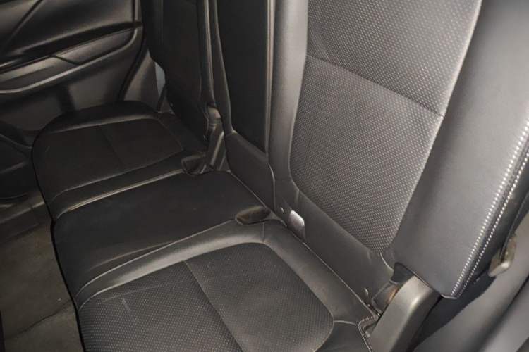 Used Mitsubishi Outlander 2016 2.4L 4x4 Elite Edition 5 Seats Left Rear Seat