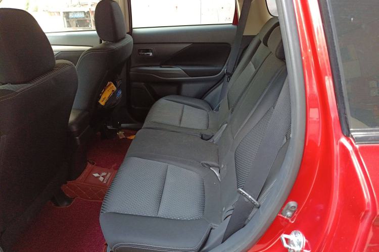 Used Mitsubishi Outlander 2016 2.0L Two-Wheel Drive Fashion Edition 5 Seats Left Rear Seat