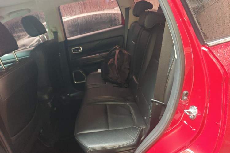 Used Mitsubishi Outlander 2016 2.4L 4x4 Elite Edition 5 Seats Left Rear Seat