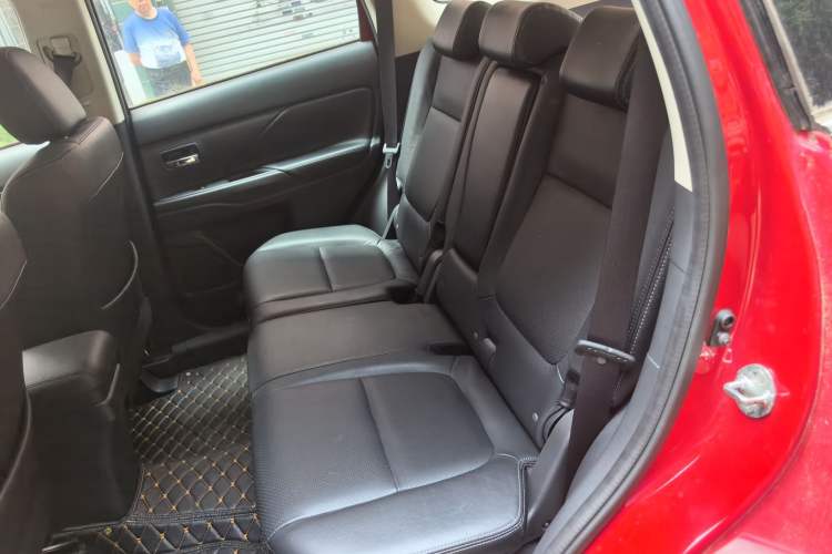 Used Mitsubishi Outlander 2016 2.4L 4x4 Elite Edition 5 Seats Left Rear Seat