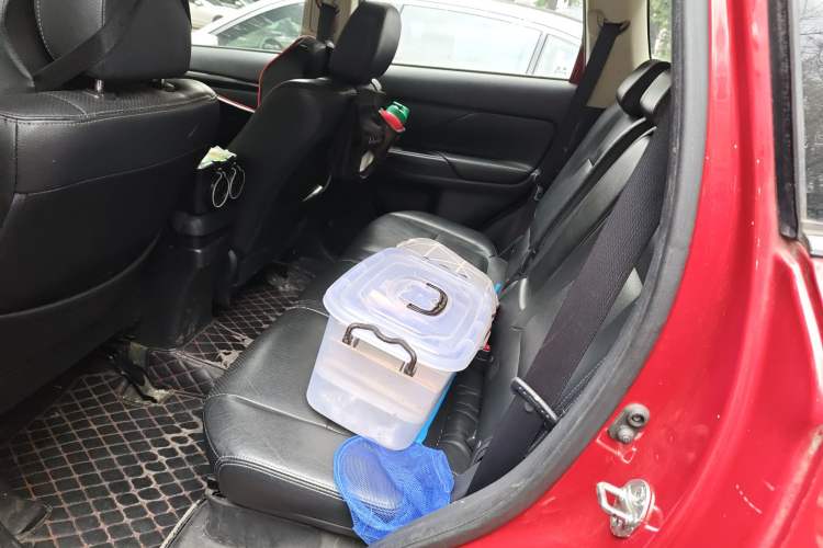Used Mitsubishi Outlander 2016 2.4L 4x4 Luxury Edition 7-Seater Left Rear Seat