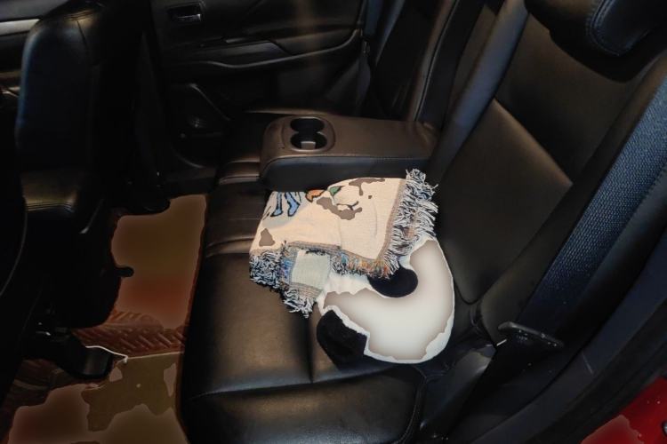 Used Mitsubishi Outlander 2016 2.0L Two-Wheel Drive Fashion Edition 5 Seats Left Rear Seat