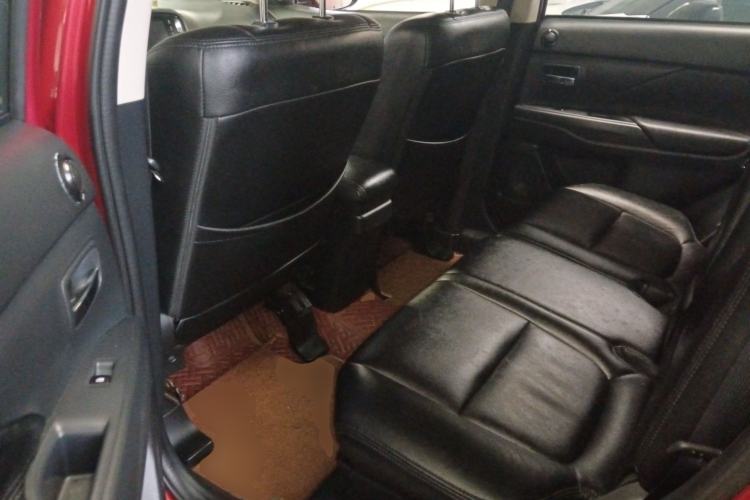 Used Mitsubishi Outlander 2016 2.0L Two-Wheel Drive Fashion Edition 5 Seats Left Rear Seat