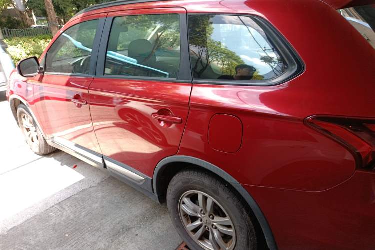 Used Mitsubishi Outlander 2016 2.0L Two-Wheel Drive Fashion Edition 5 Seats Left Side