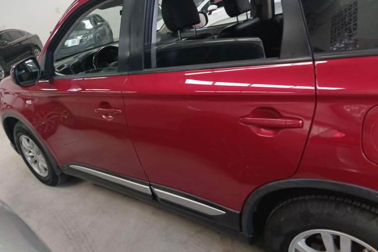 Used Mitsubishi Outlander 2016 2.0L Two-Wheel Drive Fashion Edition 5 Seats Left Side
