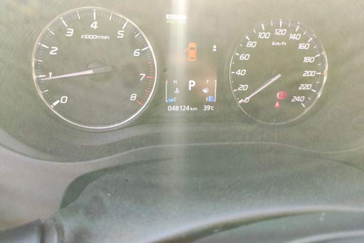 Used Mitsubishi Outlander 2016 2.4L 4x4 Luxury Edition 7-Seater Odometer Close Up