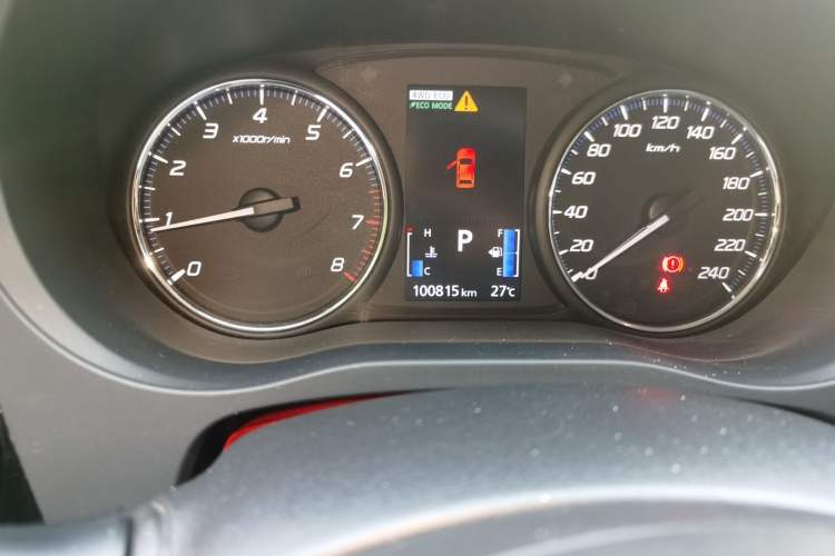 Used Mitsubishi Outlander 2016 2.4L 4x4 Luxury Edition 7-Seater Odometer Close Up