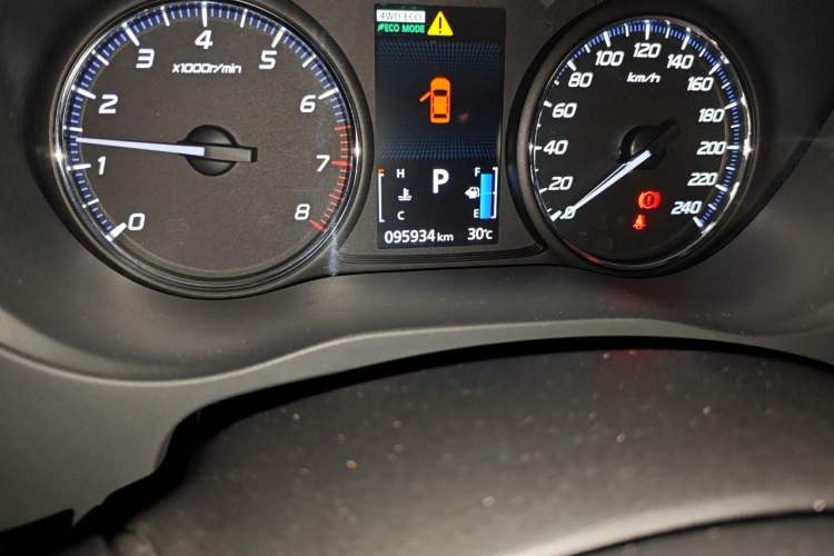 Used Mitsubishi Outlander 2016 2.4L 4x4 Elite Edition 5 Seats Odometer Close Up