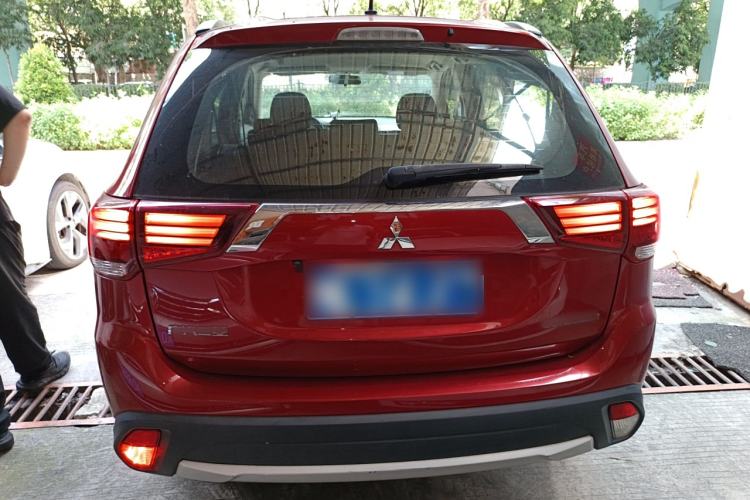 Used Mitsubishi Outlander 2016 2.0L Two-Wheel Drive Fashion Edition 5 Seats Rear