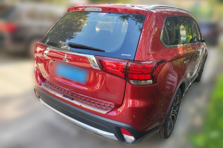 Used Mitsubishi Outlander 2016 2.4L 4x4 Luxury Edition 7-Seater Rear Right 45 Deg