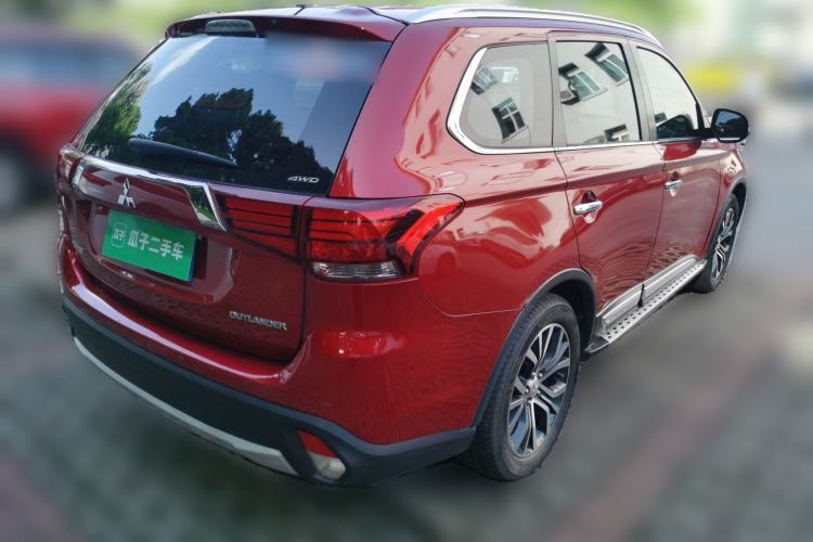 Used Mitsubishi Outlander 2016 2.4L 4x4 Luxury Edition 7-Seater Rear Right 45 Deg