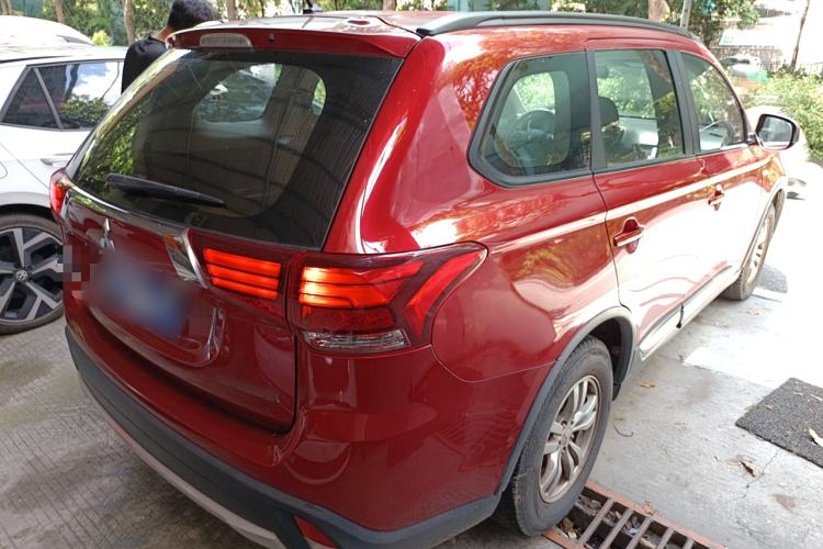 Used Mitsubishi Outlander 2016 2.0L Two-Wheel Drive Fashion Edition 5 Seats Rear Right 45 Deg
