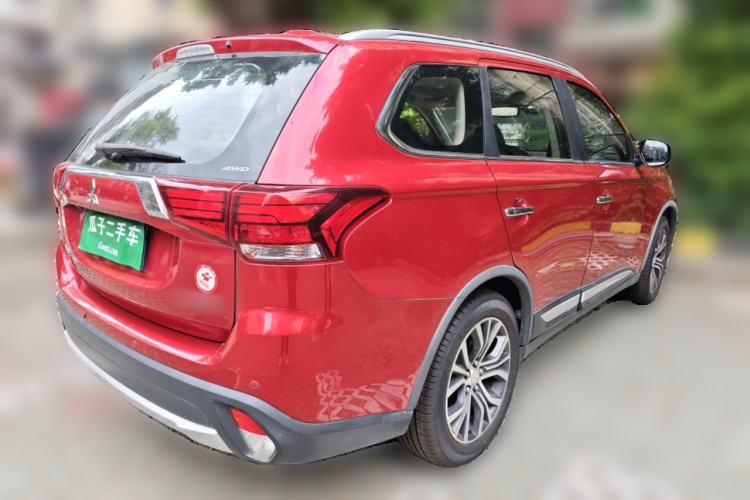 Used Mitsubishi Outlander 2016 2.4L 4x4 Luxury Edition 7-Seater Rear Right 45 Deg
