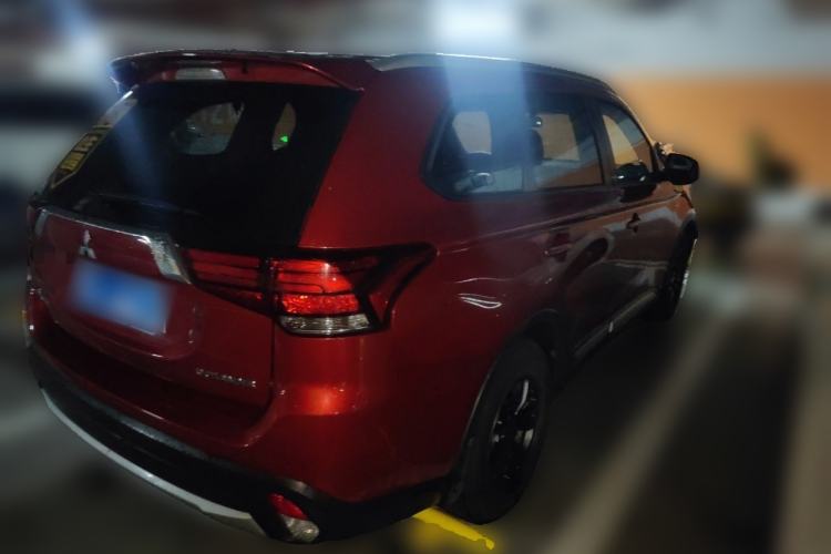 Used Mitsubishi Outlander 2016 2.0L Two-Wheel Drive Fashion Edition 5 Seats Rear Right 45 Deg