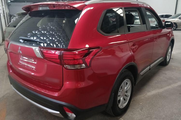 Used Mitsubishi Outlander 2016 2.0L Two-Wheel Drive Fashion Edition 5 Seats Rear Right 45 Deg