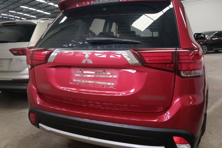 Used Mitsubishi Outlander 2016 2.0L Two-Wheel Drive Fashion Edition 5 Seats Rear