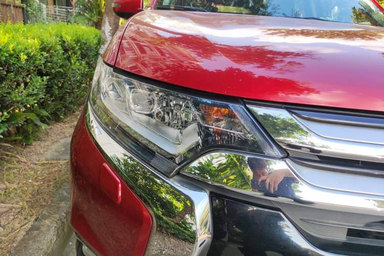 Used Mitsubishi Outlander 2016 2.4L 4x4 Luxury Edition 7-Seater Right Front Headlight