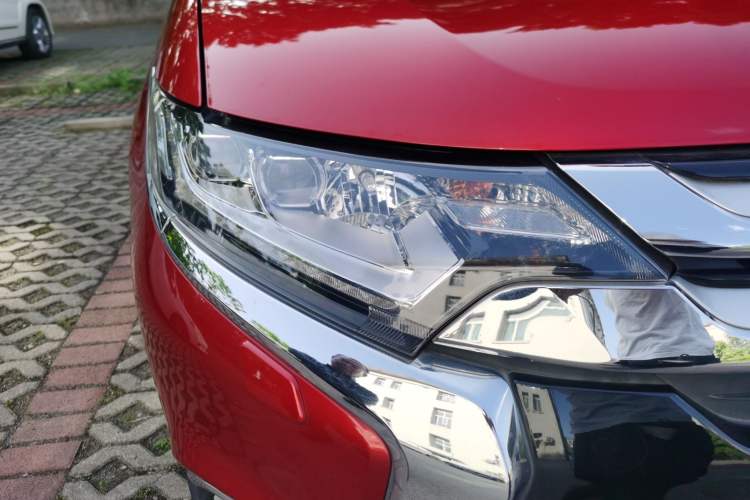 Used Mitsubishi Outlander 2016 2.4L 4x4 Luxury Edition 7-Seater Right Front Headlight
