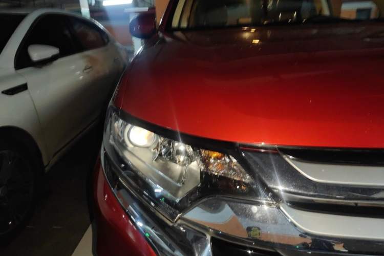Used Mitsubishi Outlander 2016 2.0L Two-Wheel Drive Fashion Edition 5 Seats Right Front Headlight