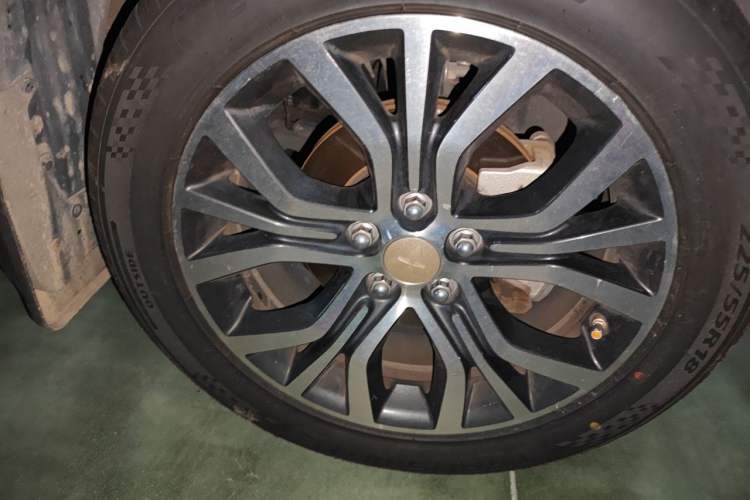 Used Mitsubishi Outlander 2016 2.4L 4x4 Elite Edition 5 Seats Right Front Wheel Hub