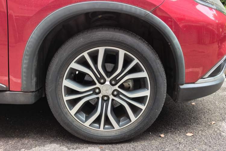 Used Mitsubishi Outlander 2016 2.4L 4x4 Elite Edition 5 Seats Right Front Wheel Hub