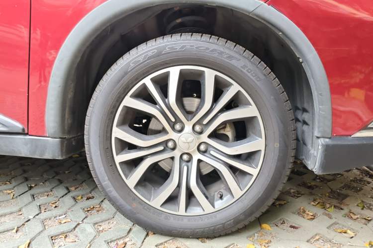 Used Mitsubishi Outlander 2016 2.4L 4x4 Luxury Edition 7-Seater Right Front Wheel Hub