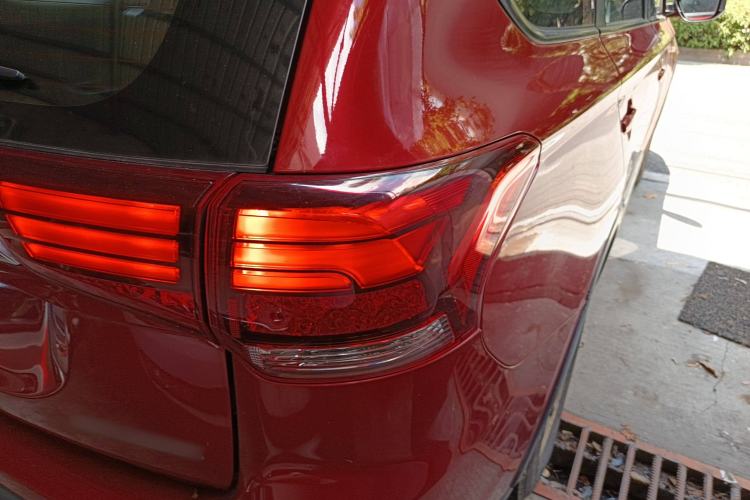 Used Mitsubishi Outlander 2016 2.0L Two-Wheel Drive Fashion Edition 5 Seats Right Rear Taillight