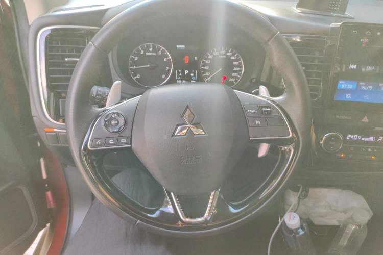 Used Mitsubishi Outlander 2016 2.4L 4x4 Luxury Edition 7-Seater Steering Wheel