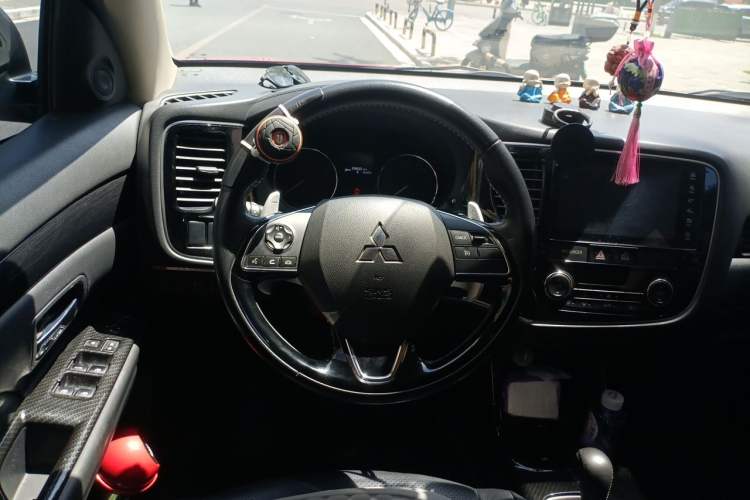 Used Mitsubishi Outlander 2016 2.4L 4x4 Elite Edition 5 Seats Steering Wheel