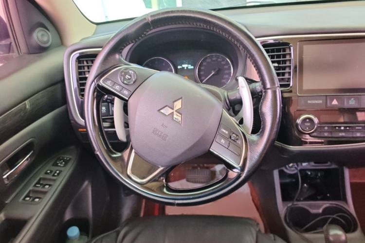 Used Mitsubishi Outlander 2016 2.4L 4x4 Elite Edition 5 Seats Steering Wheel