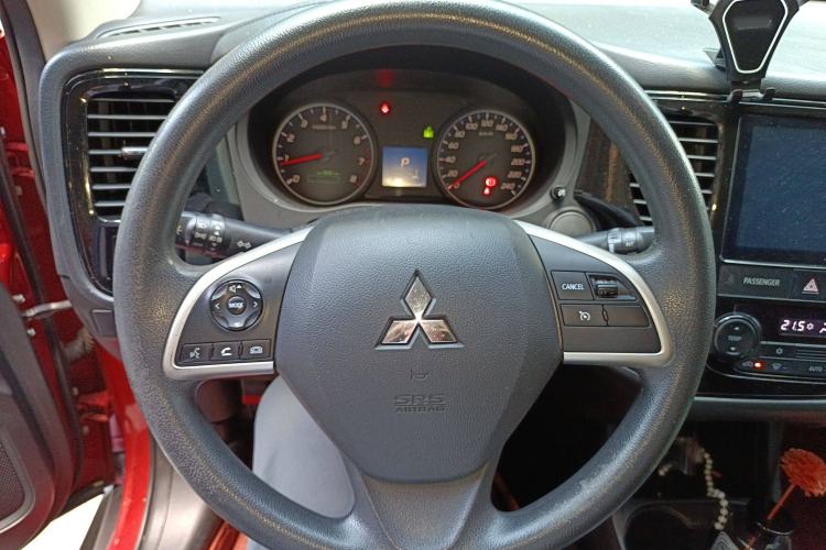 Used Mitsubishi Outlander 2016 2.0L Two-Wheel Drive Fashion Edition 5 Seats Steering Wheel