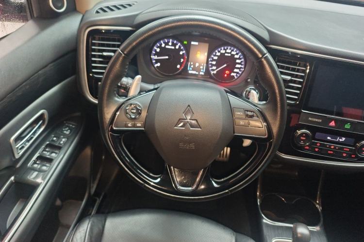 Used Mitsubishi Outlander 2016 2.4L 4x4 Elite Edition 5 Seats Steering Wheel