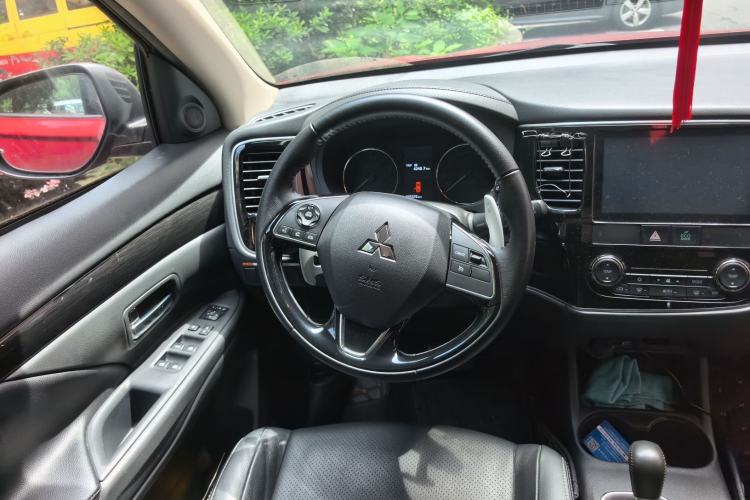 Used Mitsubishi Outlander 2016 2.4L 4x4 Elite Edition 5 Seats Steering Wheel